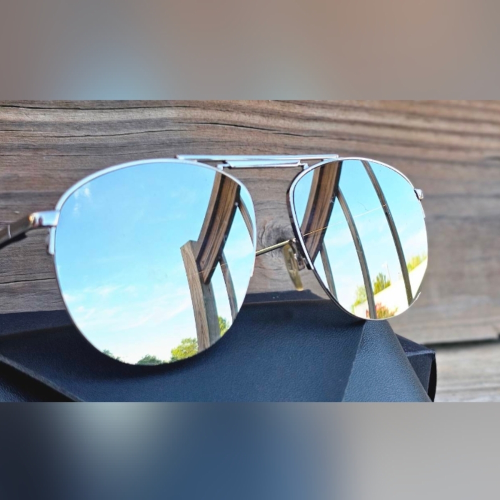 LE SPECS AVIATOR MIRRORED SUNGLASSES WITH CASE - Picture 3 of 5